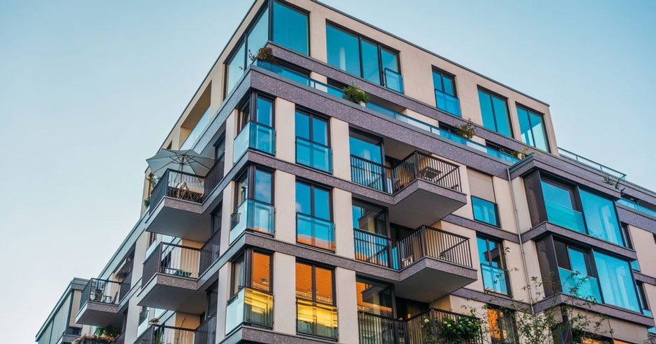 Glass Features That Attract High-End Tenants in Apartment Builds