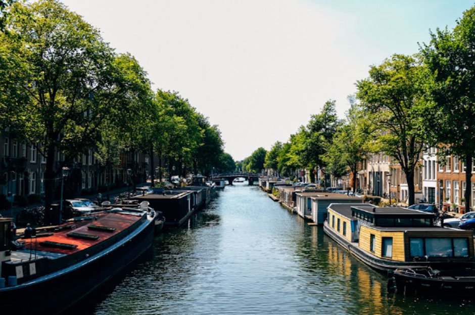 When Is The Best Time To Take The Lovers Canal Cruise In Amsterdam