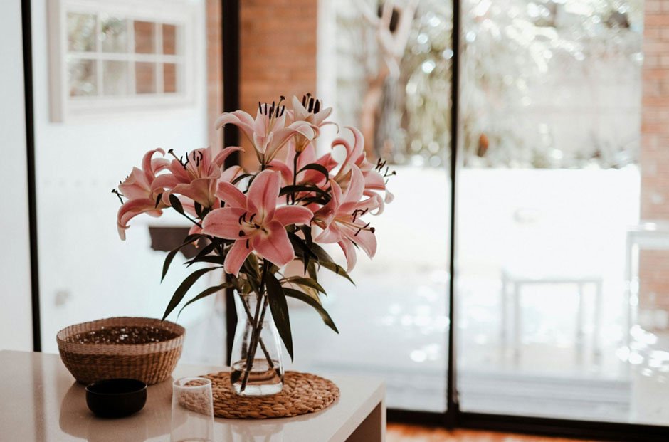 Bring the Outside In: Wellness Benefits of Blooms + Easy Flower Delivery Tips