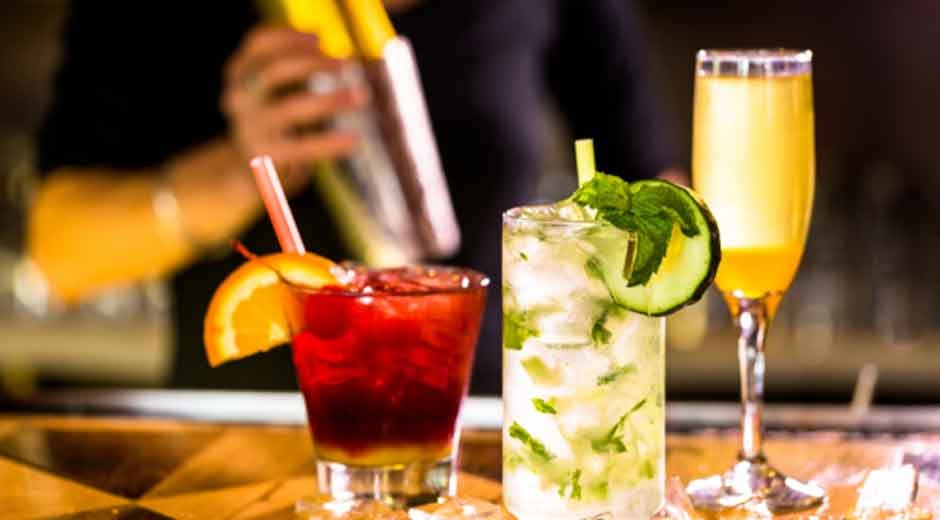 How to Choose the Right Home Bar Accessories for Your Space