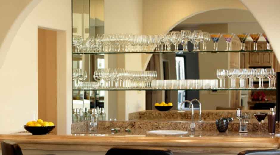 How to Choose the Right Home Bar Accessories for Your Space