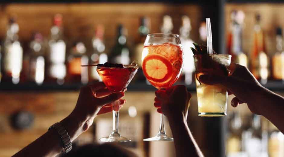 How to Choose the Right Home Bar Accessories for Your Space