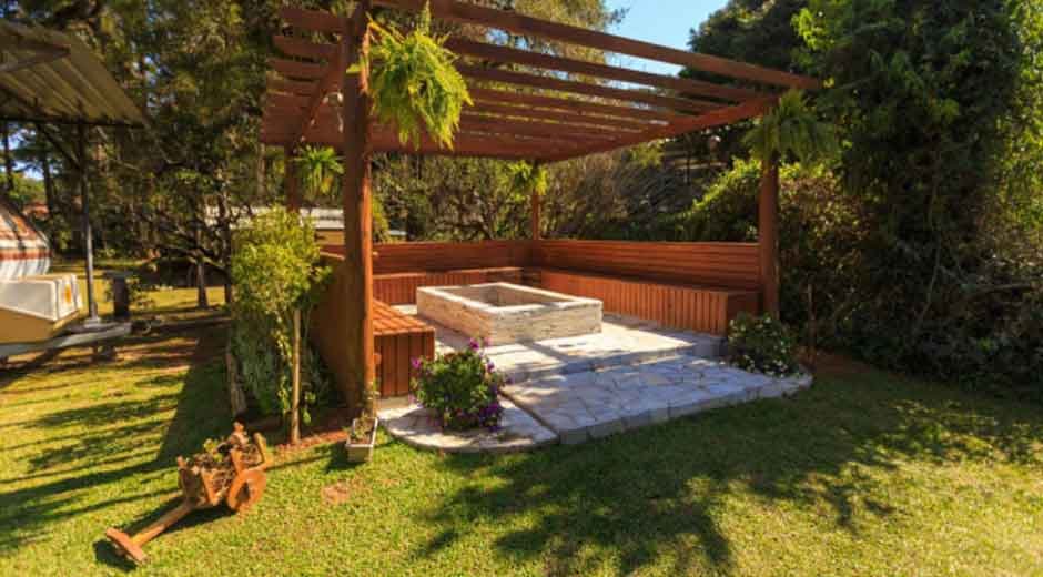 Incorporating Greenery into Your Pergola Design Plans