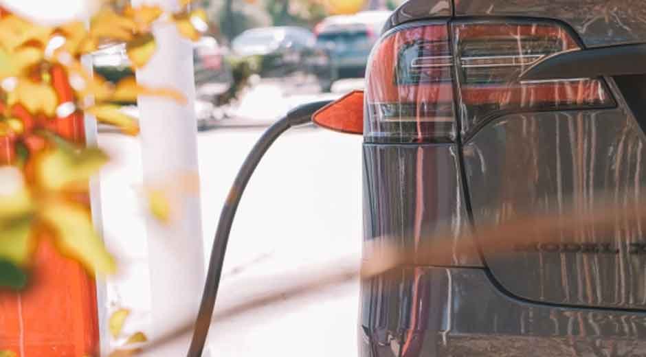 EV vs Hybrid: Which Technology Will Dominate the Next Decade?