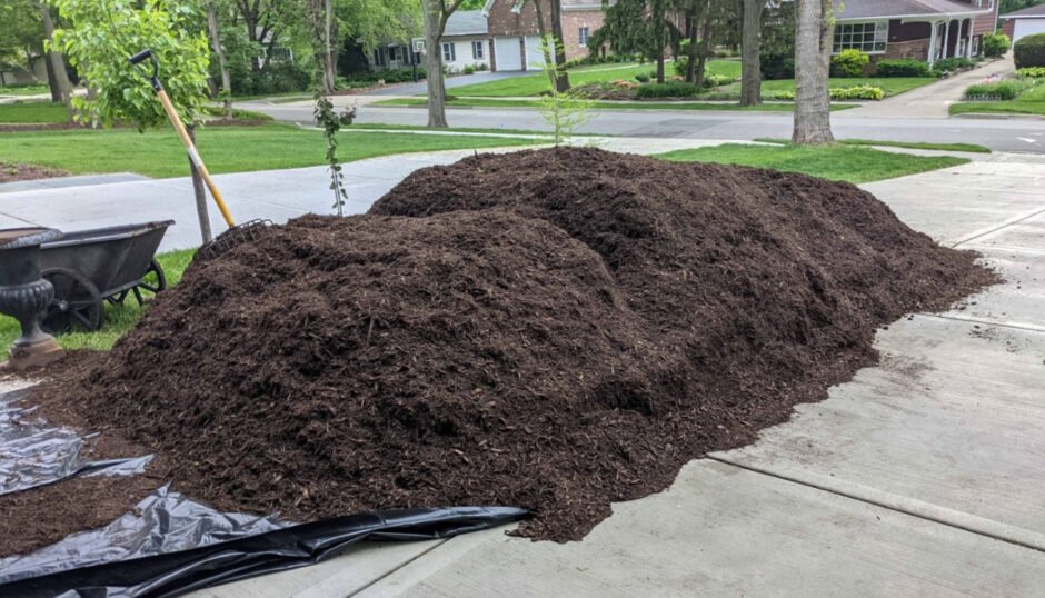 How to Get the Mulch You Need for Your Chicago Garden